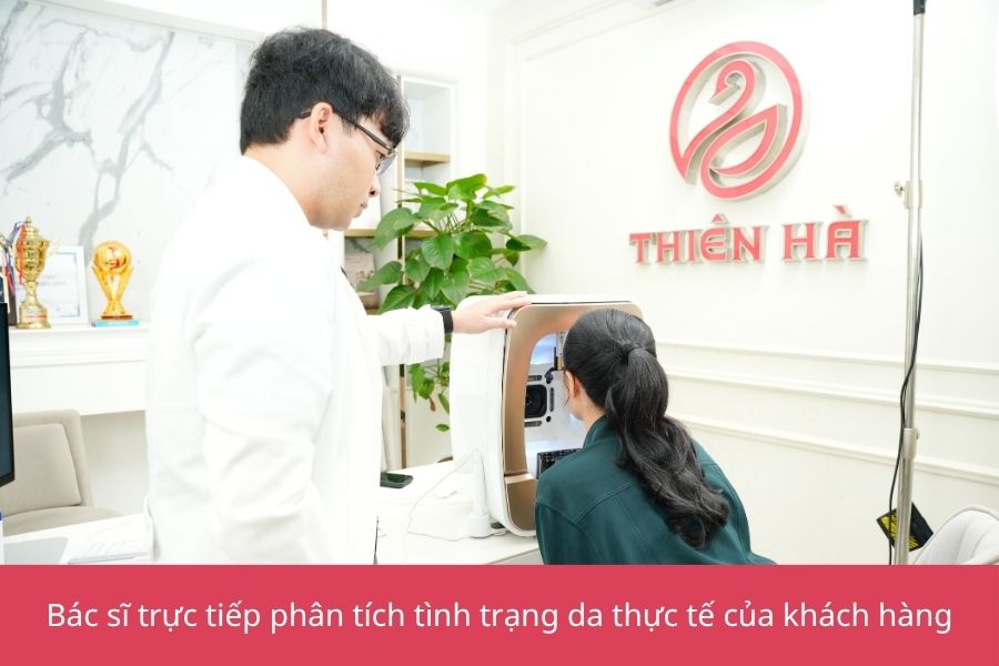 Tiêm trẻ hoá da: 5 công nghệ uy tín, căng bóng nhất 6 Khách hàng được bác sĩ da liễu nhiều kinh nghiệm tại Thẩm mỹ viện Thiên Hà trực tiếp phân tích da trước khi thực hiện tiêm trẻ hóa da