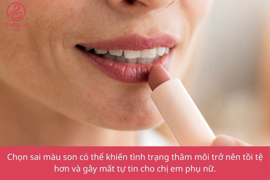 Khi môi bị thâm, việc lựa chọn màu son phù hợp trở nên quan trọng hơn bao giờ hết. Nếu chọn sai màu, tình trạng thâm môi có thể lộ rõ hơn, khiến tổng thể gương mặt kém tươi tắn.