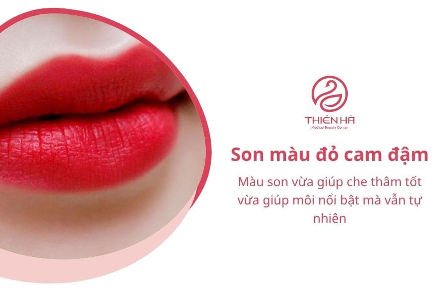 Với sắc tố đậm và độ bão hòa cao, màu son đỏ cam đậm ít bị ảnh hưởng bởi nền môi thâm, giúp màu lên rõ và tươi hơn ngay cả khi không dùng quá nhiều lớp son