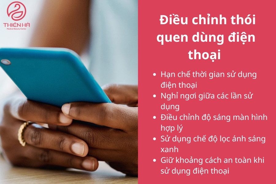 Giữ khoảng cách an toàn và tư thế đúng khi xem điện thoại giúp giảm thiểu tình trạng thâm quầng mắt