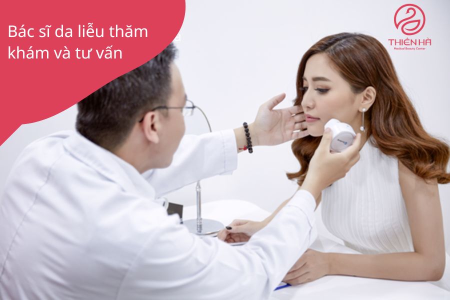 Bác sĩ da liễu đang thăm khám cho bệnh nhân