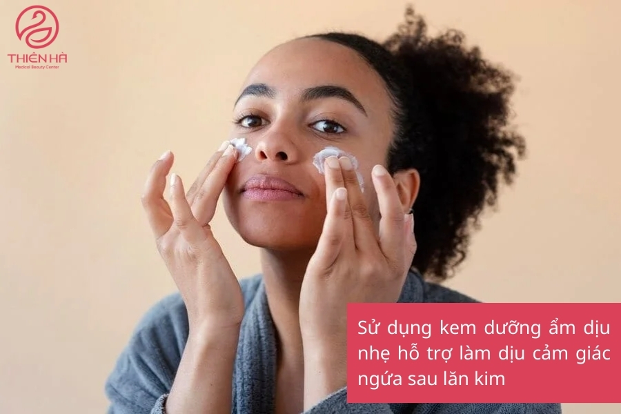 Sử dụng kem dưỡng ẩm dịu nhẹ giúp làm dịu và phục hồi da sau lăn kim hiệu quả.
