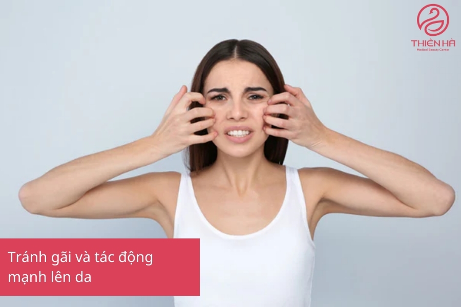 Gãi có thể gây tổn thương và nhiễm trùng da, đặc biệt trong giai đoạn da đang phục hồi sau lăn kim.
