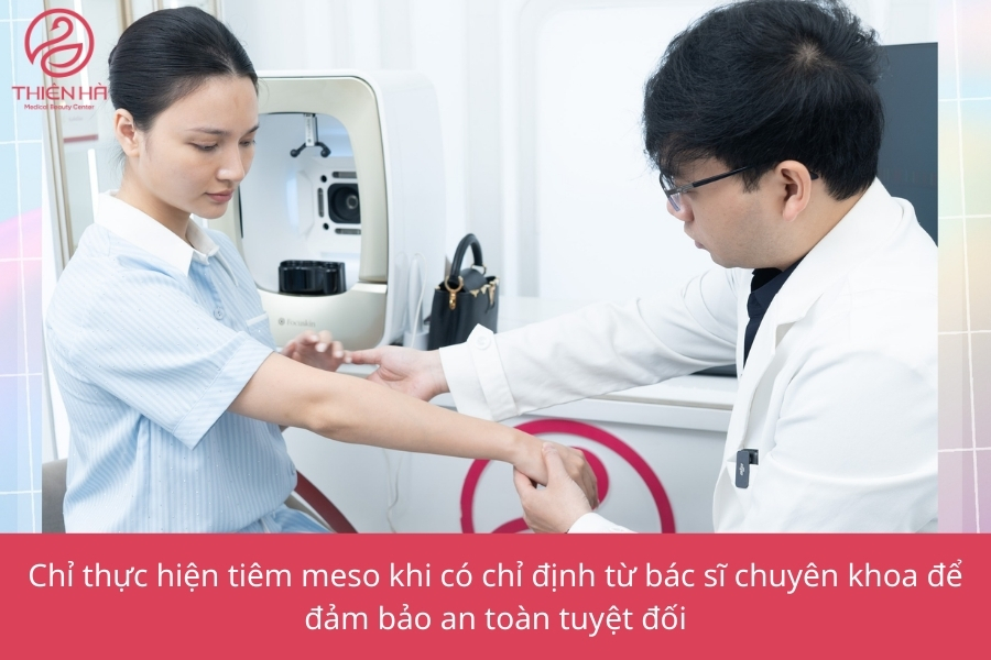 Bác sĩ da liễu tại Viện Thẩm mỹ Thiên Hà đang tư vấn cặn kẽ cho khách hàng trước khi tiến hành tiêm Meso, đảm bảo an toàn và cá nhân hóa liệu trình điều trị.