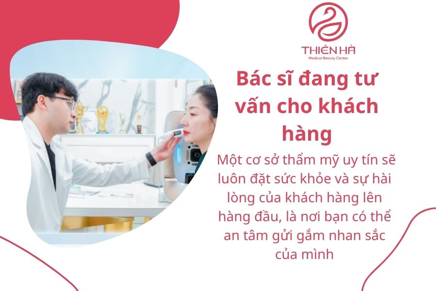 Bác sĩ đang tư vấn cho khách hàng