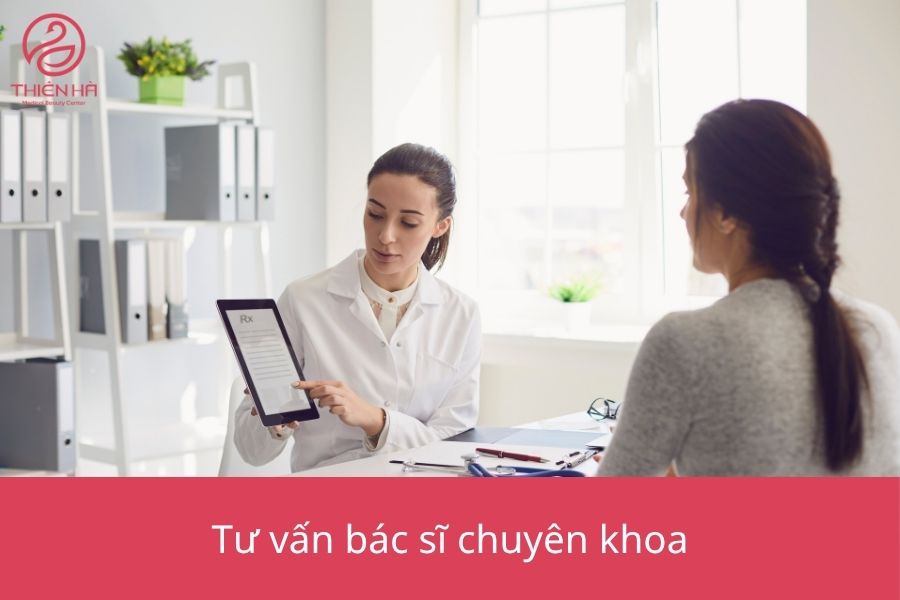  Bác sĩ đang tư vấn cho khách hàng.