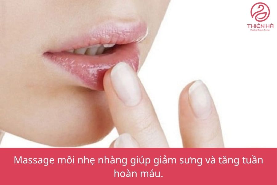 Massage môi nhẹ nhàng giúp giảm sưng và tăng tuần hoàn máu