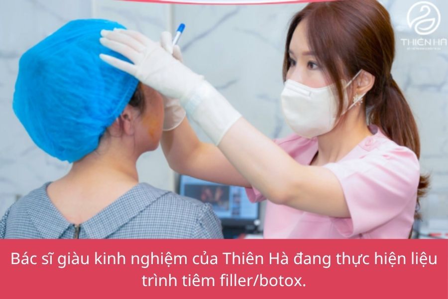 Bác sĩ giàu kinh nghiệm của Thiên Hà đang thực hiện liệu trình tiêm filler/botox