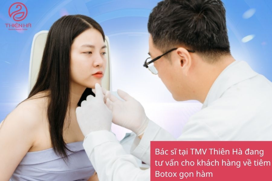 Bác sĩ tại TMV Thiên Hà đang tư vấn cho khách hàng về tiêm Botox gọn hàm