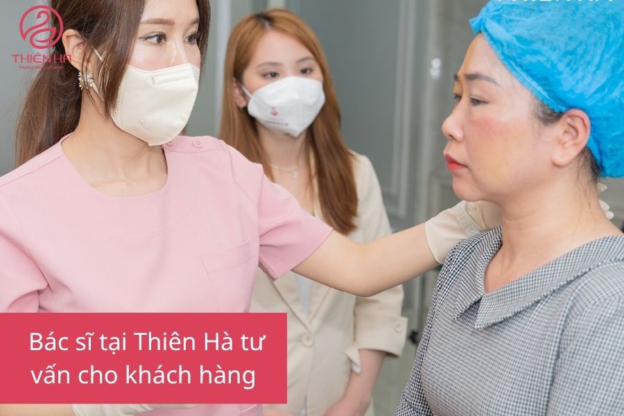  Bác sĩ tại TMV Thiên Hà tư vấn tận tình cho khách hàng.