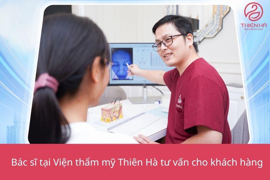 Bác sĩ tại Viện thẩm mỹ Thiên Hà tư vấn cho khách hàng về tiêm filler cằm