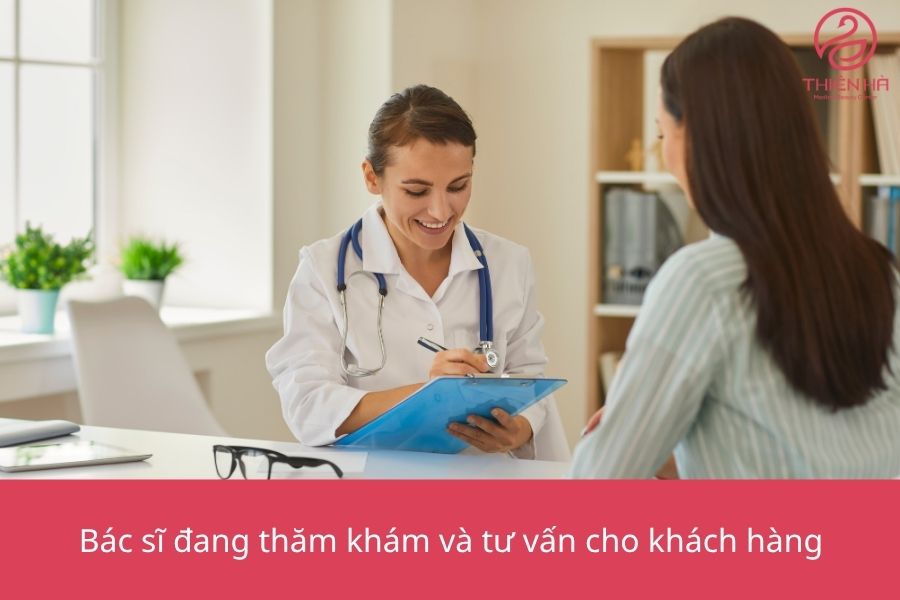 Bác sĩ đang thăm khám và tư vấn cho khách hàng. 