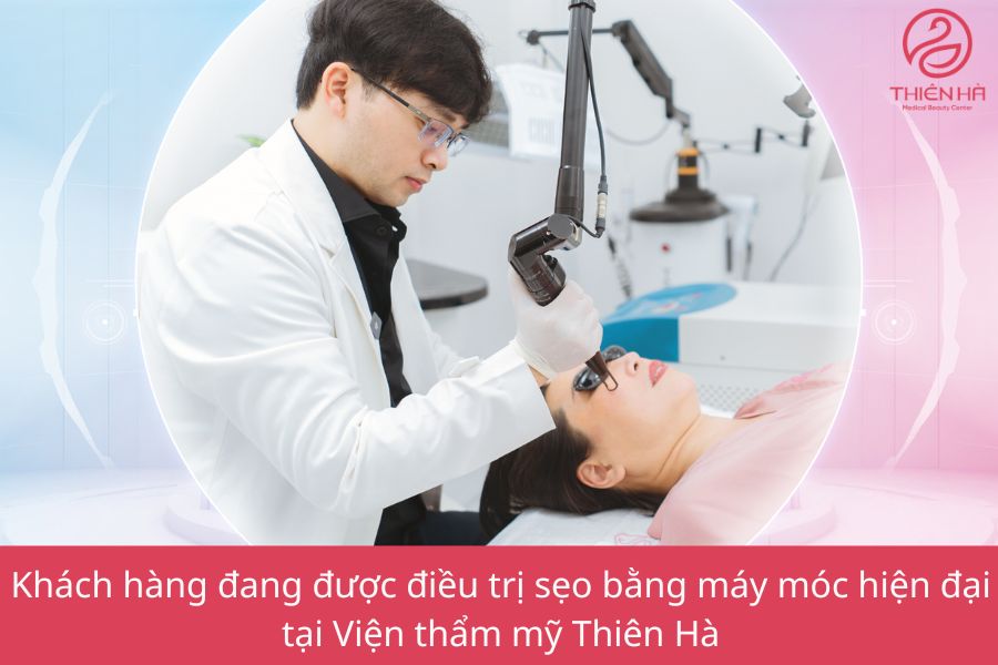 Khách hàng đang được điều trị sẹo bằng máy móc hiện đại