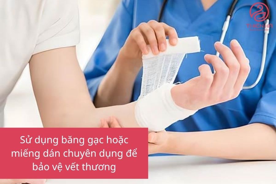 Sử dụng băng gạc hoặc miếng dán chuyên dụng để bảo vệ vết thương, tránh tiếp xúc với bụi bẩn