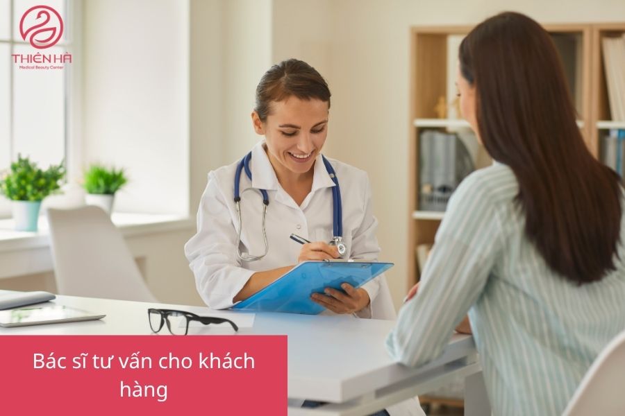 Bác sĩ đang tư vấn cho khách hàng