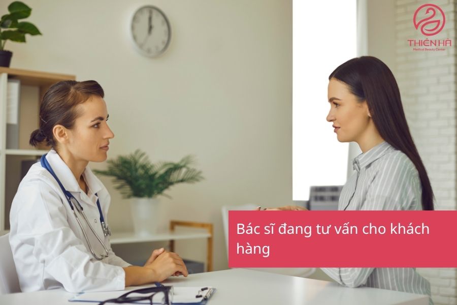 Bác sĩ đang tư vấn cho khách hàng