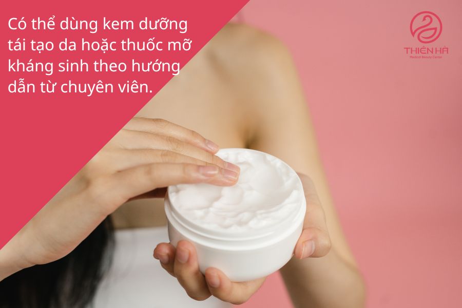 Xóa xăm có để lại sẹo không? Giải đáp chi tiết từ chuyên gia 4 Dùng kem dưỡng tái tạo da