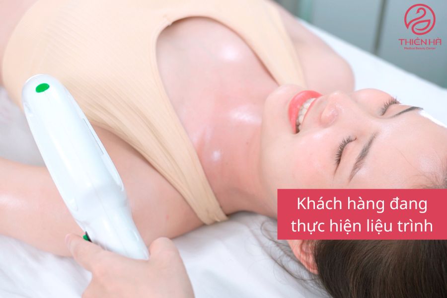 Khách đang thực hiện liệu trình tại Viện thẩm mỹ Thiên Hà 